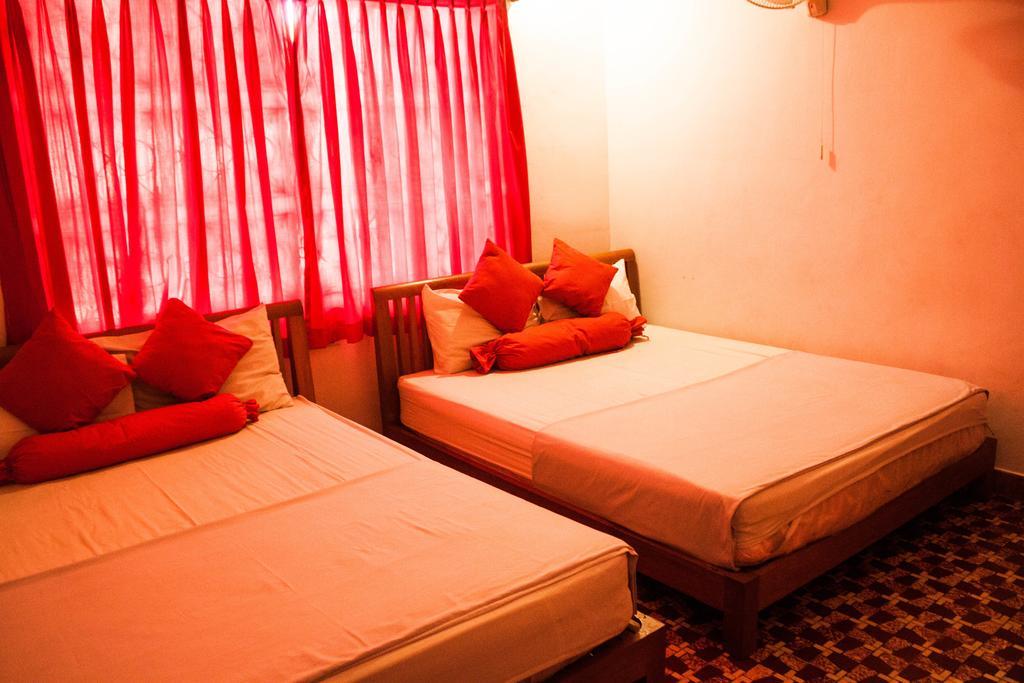 Top Banana Guesthouse & Rooftop Bar Phnom Penh Exterior photo